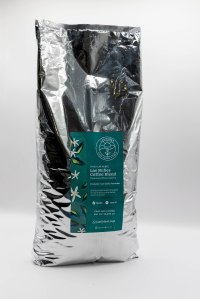 Bolsa de 1 kilogramos de Café Las Nubes, café de especialidad costarricense disponible en grano o molido.