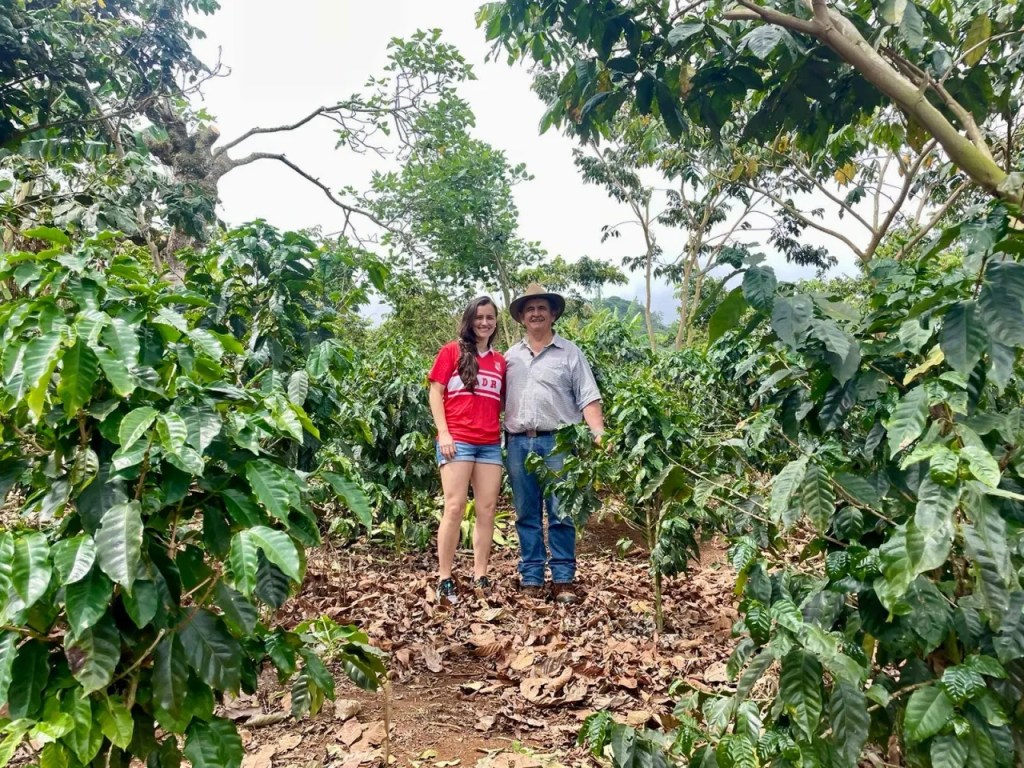 Verónica y Juan Carlos en el cafetal
